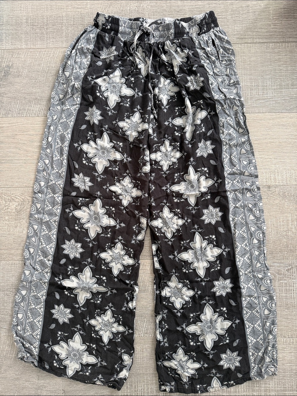 Womens Black & Gray Floral Wide-Leg Pants